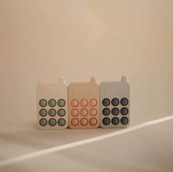 Mushie    -    Sensoryczna Zabawka  Phone Press Toy Tradewinds