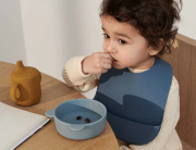 Liewood   -   Silikonowy Zestaw Jedzeniowy Connor Baby Dining Set  -  Dino Peppermint Multi Mix