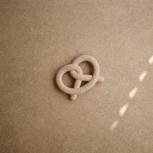 Mushie     -      Silikonowy Gryzak Pretzel  -  Natural