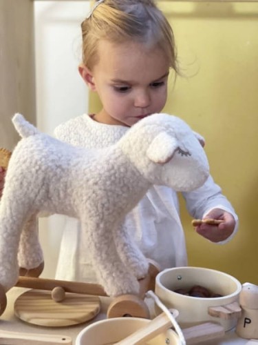 Egmont Toys® - Pluszowa Owieczka Mary do Ciągnięcia | Egmont Toys®