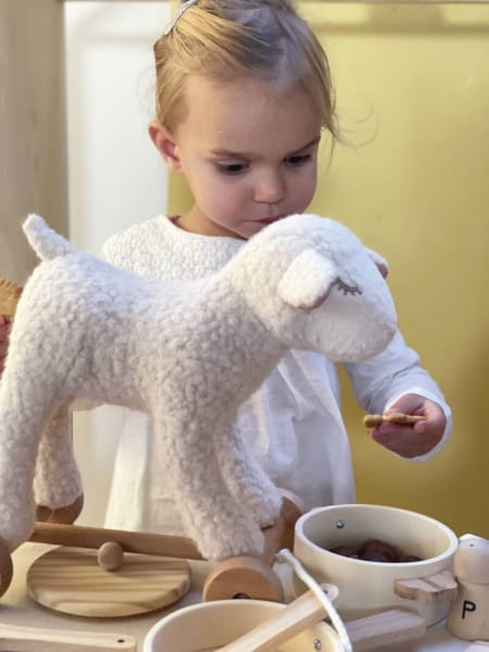 Egmont Toys® - Pluszowa Owieczka Mary do Ciągnięcia | Egmont Toys®