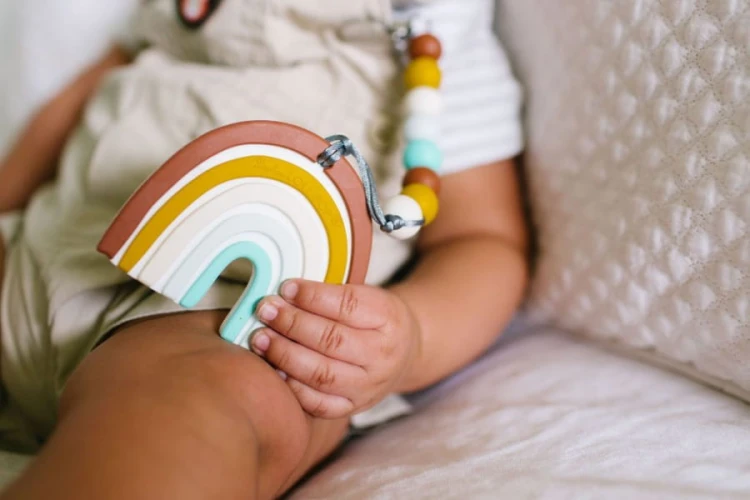 Loulou Lollipop  -  Gryzak Silikonowy z Zawieszką Neutral Rainbow