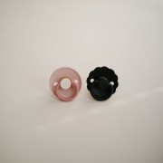 Frigg           -           Smoczek  z Naturalnego Kauczuku Daisy Kauczuk Jet Black  -           Rozmiar 0         -         6m