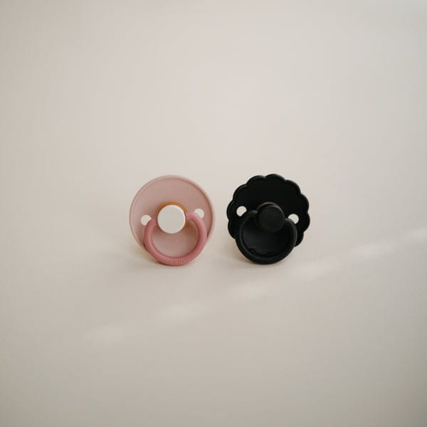 Frigg           -           Smoczek  z Naturalnego Kauczuku Daisy Kauczuk Jet Black  -           Rozmiar 0         -         6m