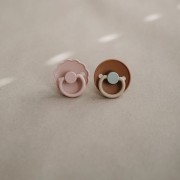 Frigg             -             Smoczek  z Naturalnego Kauczuku Daisy Kauczuk Blush    -             Rozmiar 6 - 18m