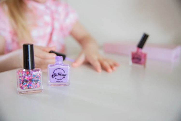 Oh Flossy - Oh Flossy, Lakier do Paznokci Kremowy Fiolet, 12 Ml, Bio Brokat, Roślinna Formuła