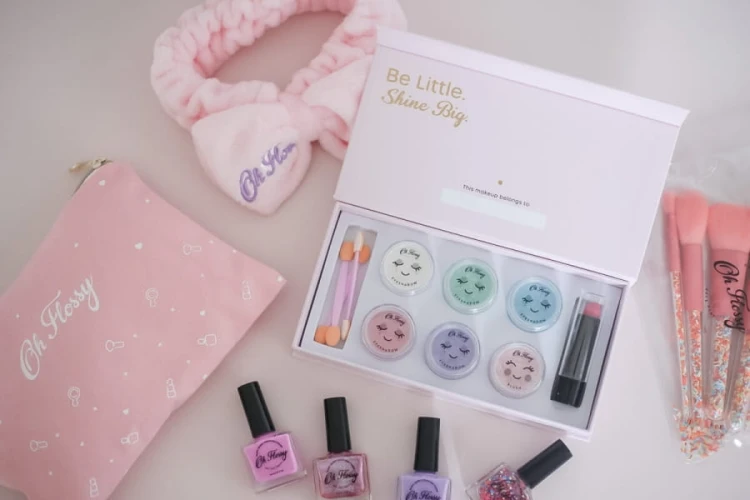 Oh Flossy - Oh Flossy, Naturalny Zestaw do Makijażu Deluxe, Cienie, Róż, Szminka i Akcesoria