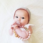 Loulou Lollipop  -  Drewniana Zawieszka do Gryzaka i Smoczka Beż