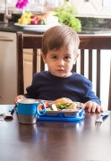 innoBaby - Talerz ze Stali Nierdzewnej z Przegródkami i Silikonową Pokrywką Innobaby, Pomarańczowy Autobus