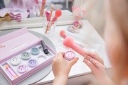Oh Flossy - Oh Flossy, Naturalny Zestaw do Makijażu Deluxe, Cienie, Róż, Szminka i Akcesoria