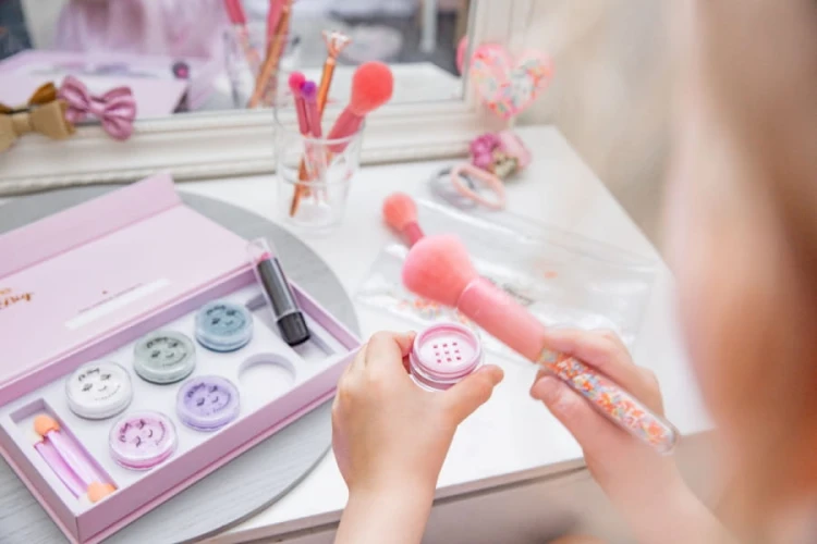 Oh Flossy - Oh Flossy, Naturalny Zestaw do Makijażu Deluxe, Cienie, Róż, Szminka i Akcesoria